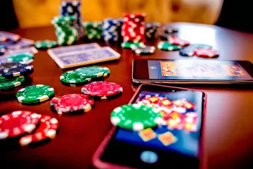 DECO X50 Live Casino — Join thrilling real-dealer tables A professional dealer in a tuxedo greeting players at the roulette table, symbolizing the authentic live casino feel at DECO X50.